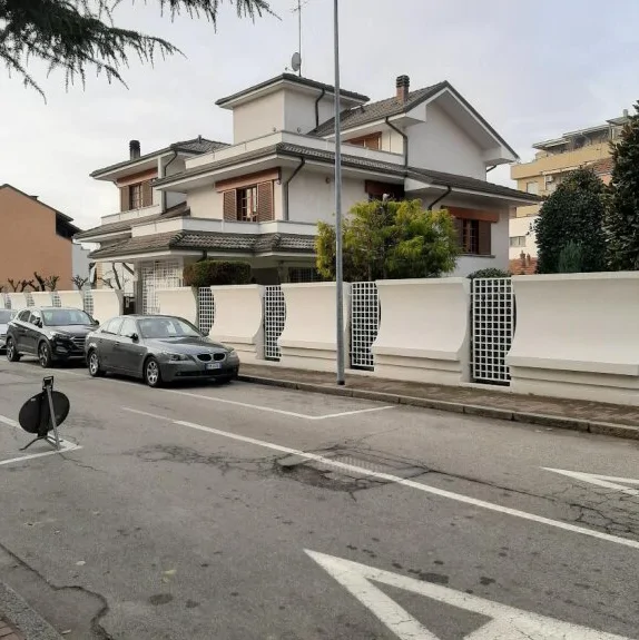 Complesso residenziale con autorimessa e ufficio in Vercelli