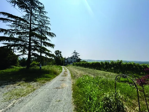 Compendio agricolo con due fabbricati e dieci terreni