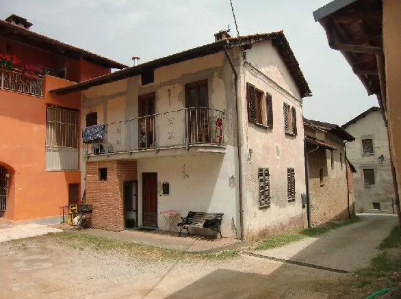 Fabbricato da cielo a terra in Vignolo con terreno
