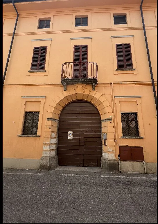 Abitazione con cantina, sottotetto e posto auto in Ghemme