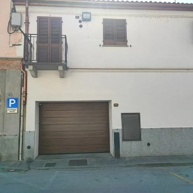 Locale commerciale al piano terreno con annessi locali di servizio