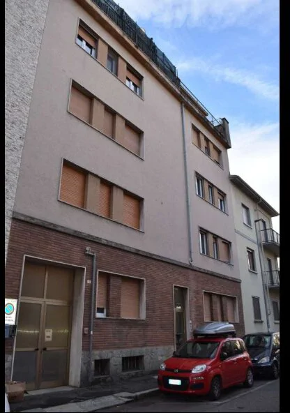 Appartamento piano terzo con cantina e autorimessa in Novara