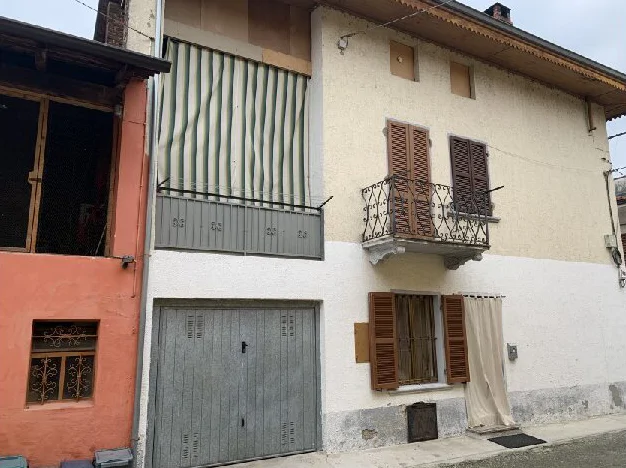Abitazione indipendente con cantina e autorimessa in Alice Castello