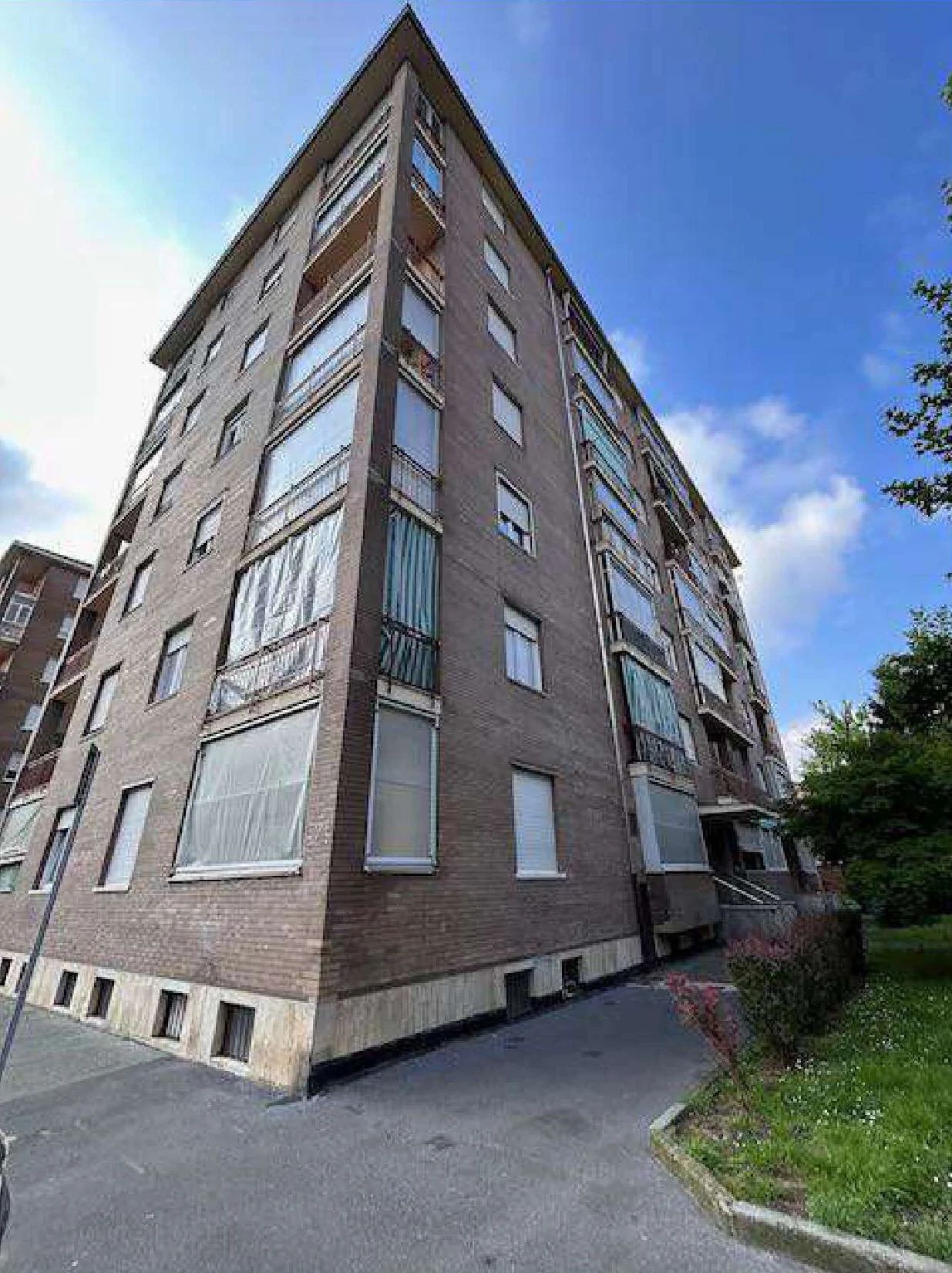 Appartamento in Torino, via Pomaretto 5A, con cantina e balconi