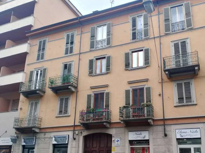 Appartamento con due cantine a Torino, via Frejus 56