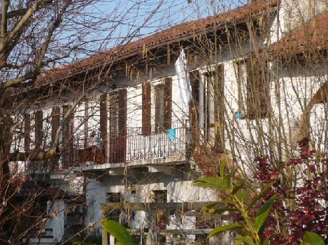 Appartamento al piano primo con terrazzo chiuso abusivo a Novara