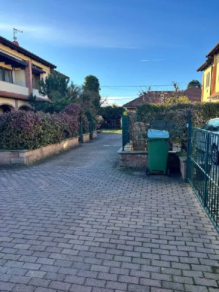 Villetta a schiera di testa con box auto a Cigliano