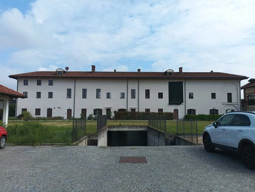 Ufficio con box auto e uso esclusivo di giardino a Vinovo