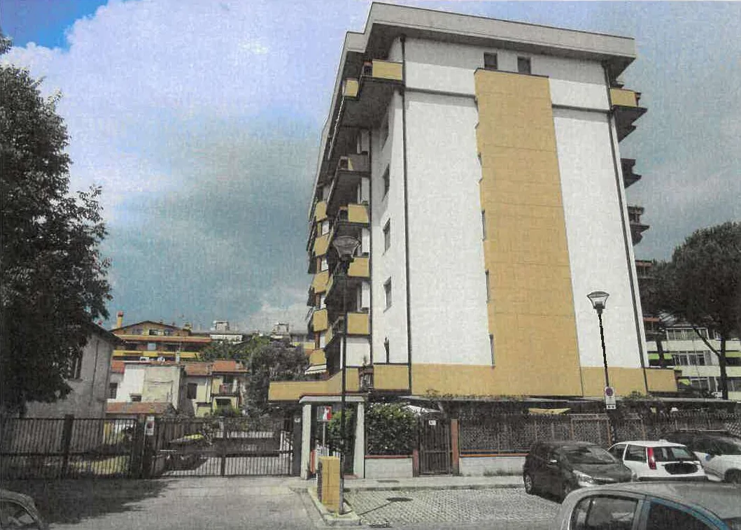 Appartamento al terzo piano con autorimessa a Prato