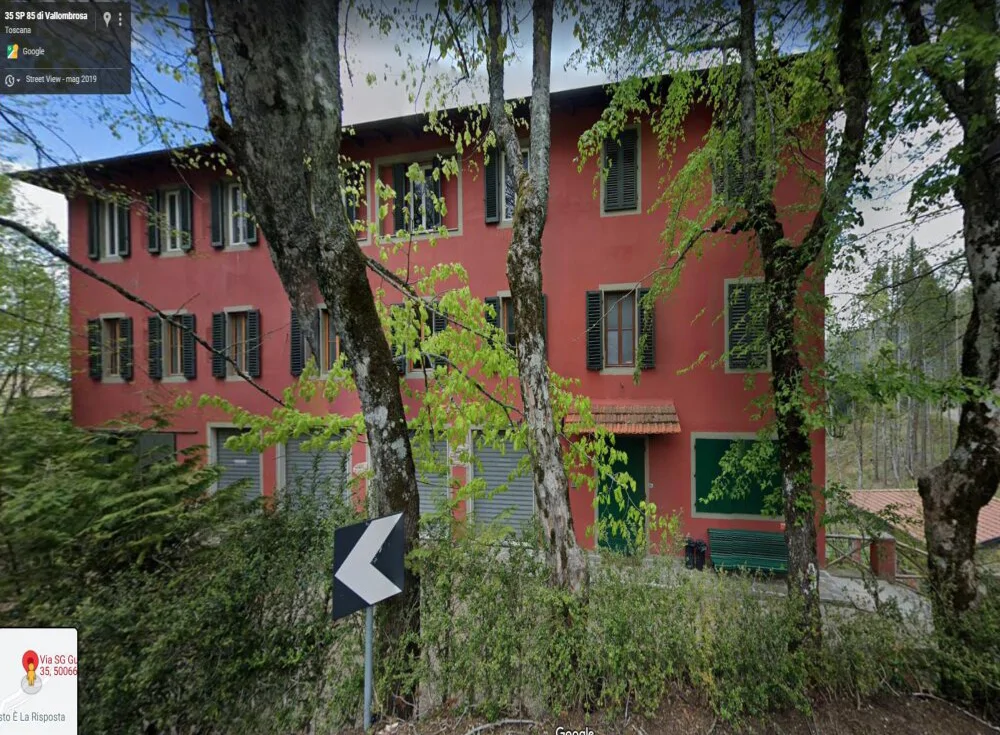 Albergo a Vallombrosa, tre piani fuori terra e tre seminterrati