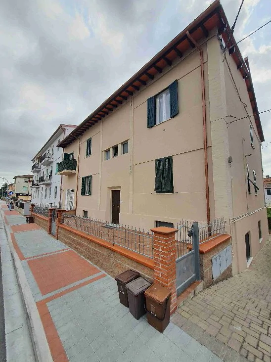 Appartamento con garage e resede a Pontedera