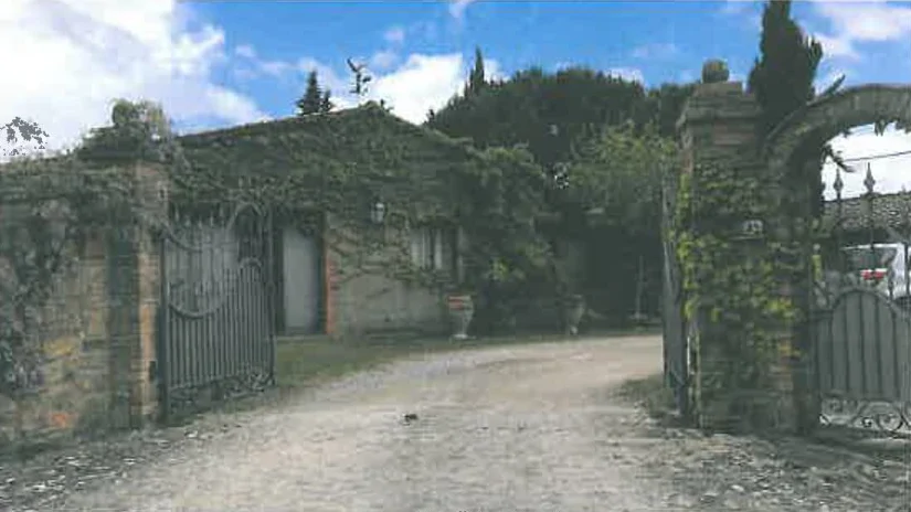 Complesso immobiliare rurale con piscina a Monticchiello