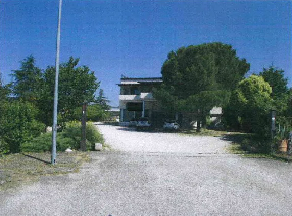 Locale commerciale D/8 con corte esclusiva in Sinalunga