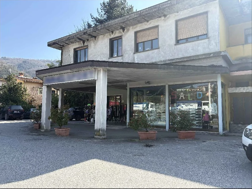 Negozio con cantina e posto auto in Borgo a Mozzano