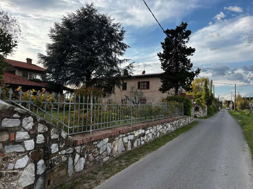 Fabbricato civile con resede a Camaiore Lido