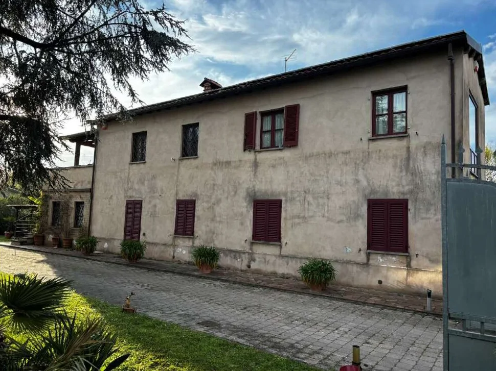 Fabbricato civile con resede a Camaiore Lido