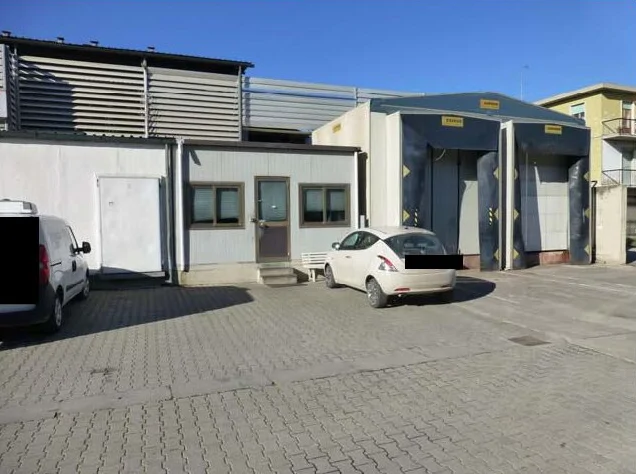Fabbricato industriale ad uso salumificio con terreni attigui