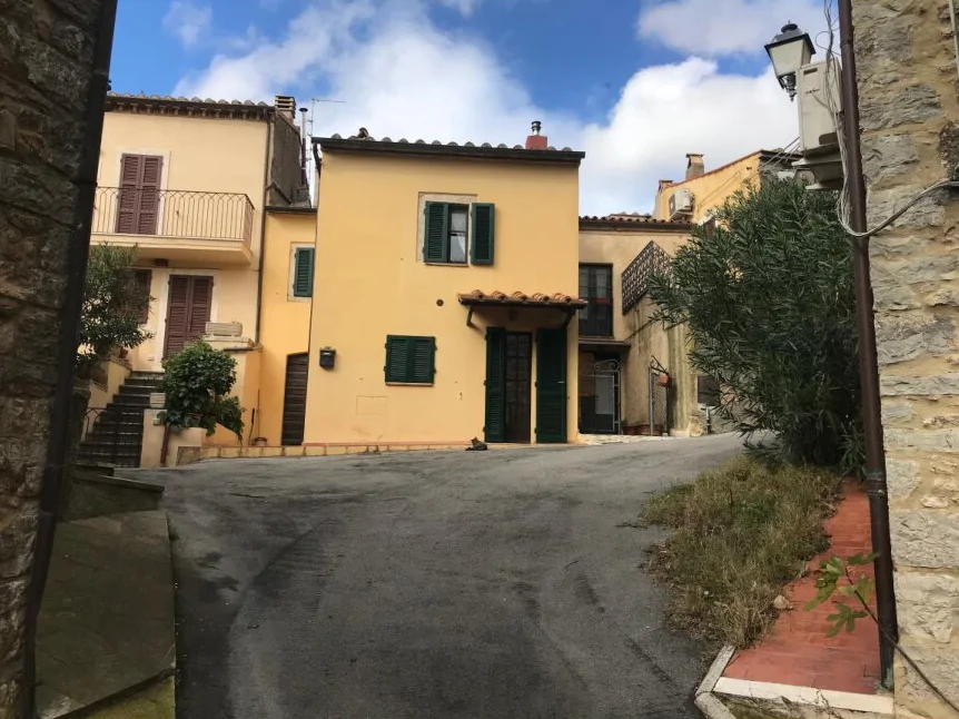 Appartamento bifamiliare in borgo collinare