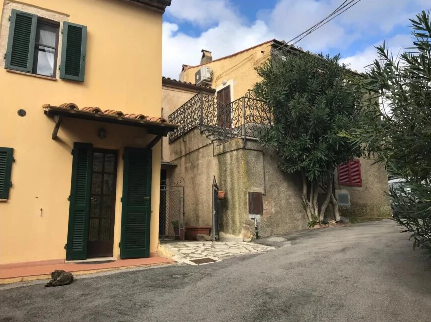 Appartamento bifamiliare in borgo collinare
