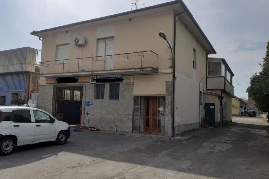 Lotto 2: laboratori e magazzino in via Livornese Est 7