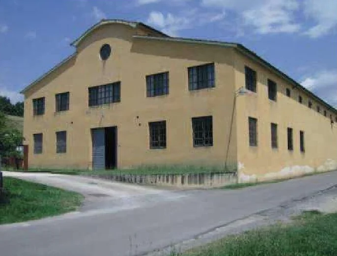 Loft al grezzo con posto auto in ex tabaccaia
