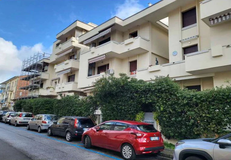 Appartamento seminterrato in condominio a Viareggio
