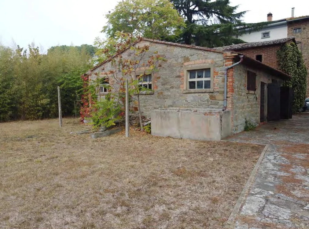 Porzione di leopoldina, terreni ed annessi agricoli