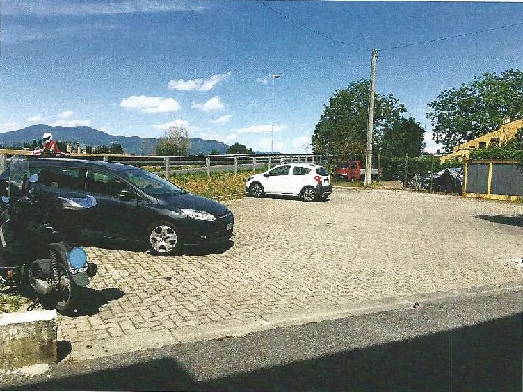 Ufficio terratetto con due parcheggi in Signa