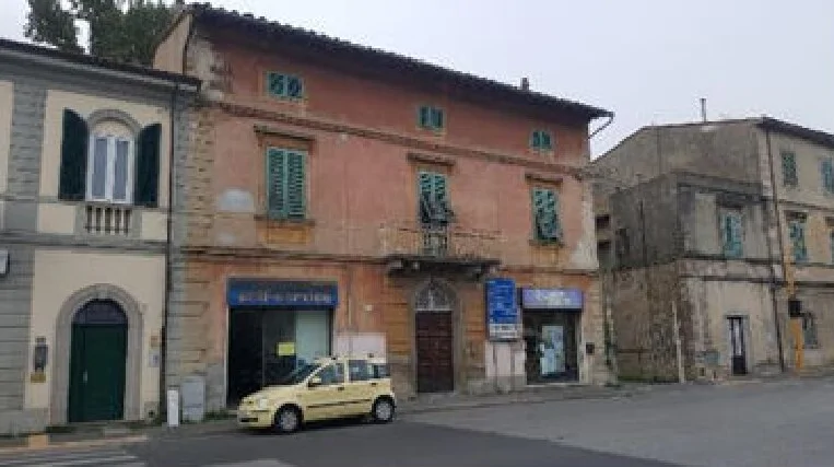 Appartamento con soffitte, annesso e tettoia in Cascina