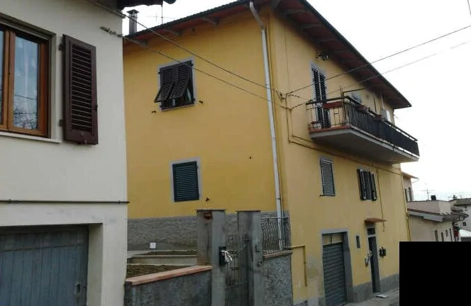 Appartamento al piano secondo e primo con cantine in Reggello