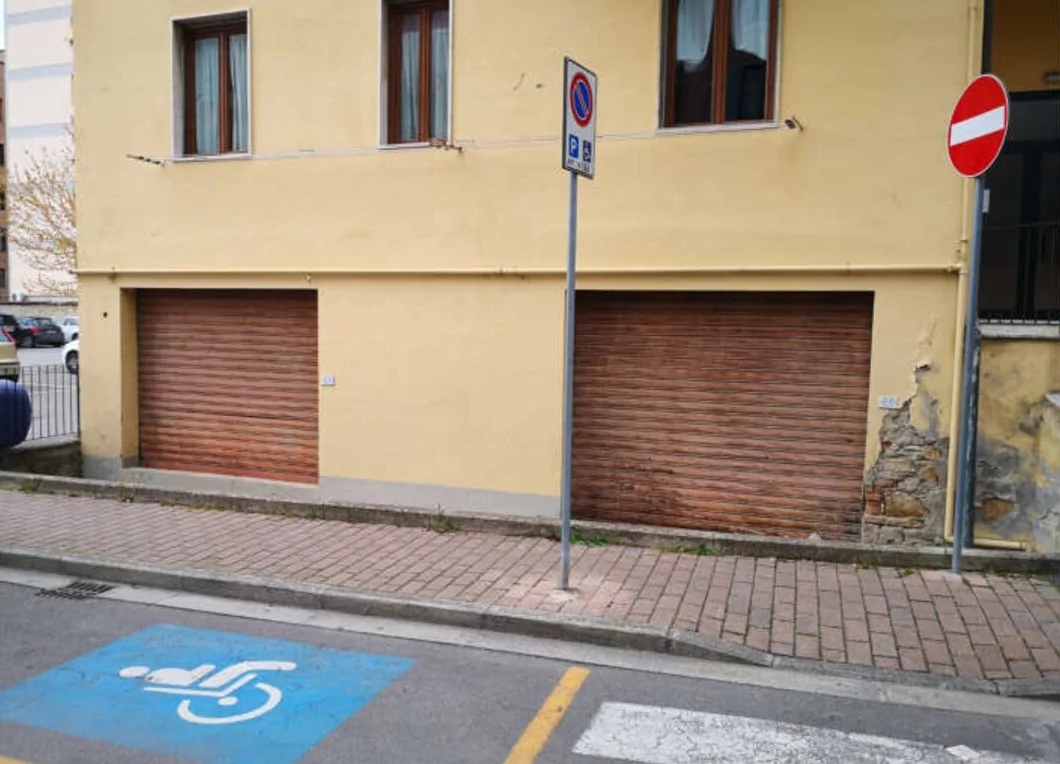 Magazzino al piano seminterrato in Viale Marconi 68, Poggibonsi