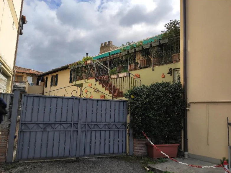 Appartamento con terrazza e quattro autorimesse a Vicchio