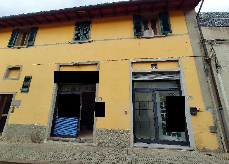 Appartamento con terrazza e quattro autorimesse a Vicchio