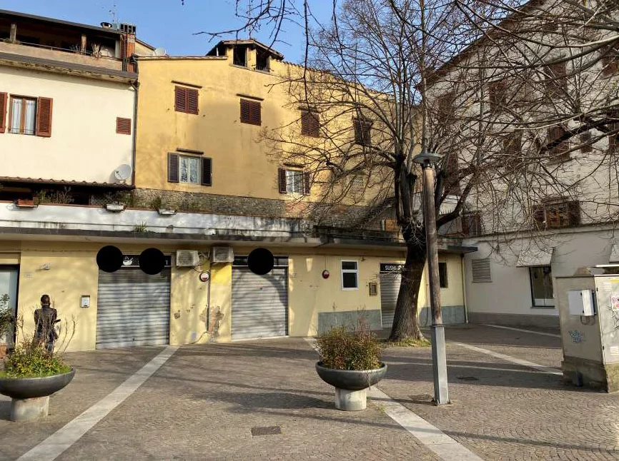 Locale commerciale in Piazza Garibaldi 22-24, Montevarchi - 002