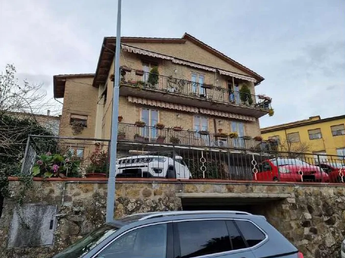 Appartamento con autorimessa, resede e area urbana a San Rocco a Pilli
