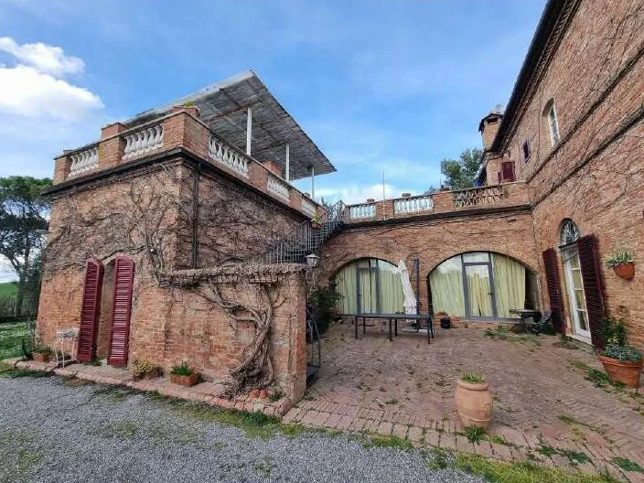 Appartamento a Monteroni d'Arbia con terrazza e resede