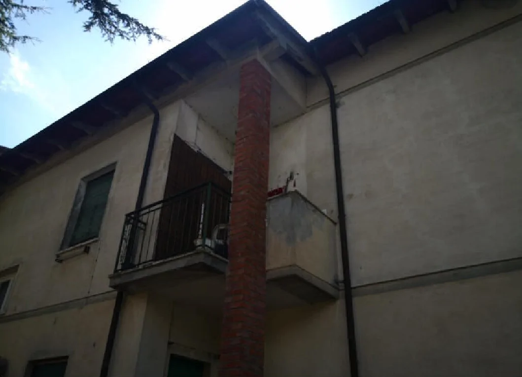 Appartamento con due cantine e quota di locale a comune