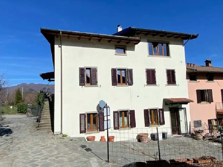 Appartamento a Camporgiano, loc. Biaia n.1, piani T-1-2
