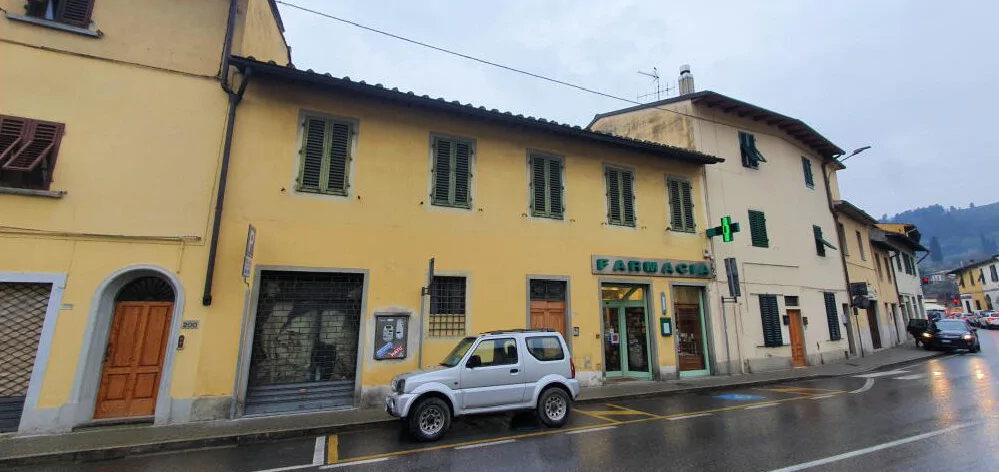 Appartamento e negozio in Fiesole, Via Aretina 196-198