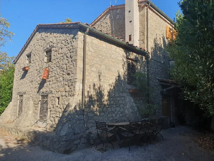Fabbricato bifamiliare con corte e giardino a Santa Fiora