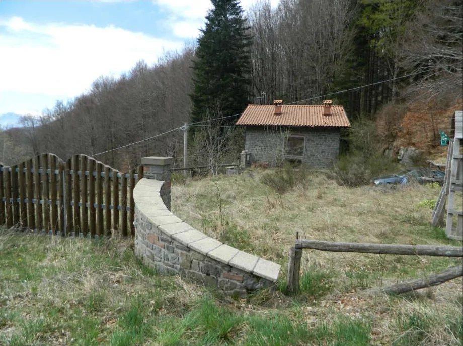 Fabbricato indipendente con terreno agricolo a Sillano Giuncugnano