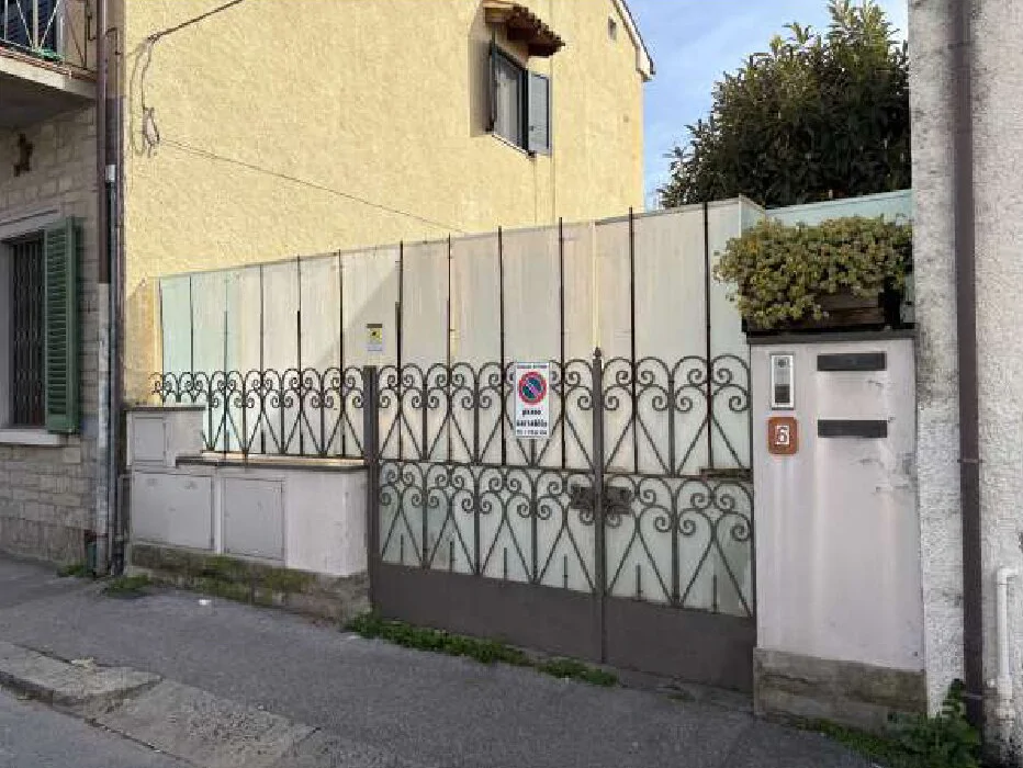 Abitazione su due piani con soffitta e terrazzo a Prato