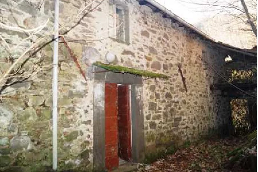 Fabbricato per abitazione con cantine e forno a Coreglia Antelminelli