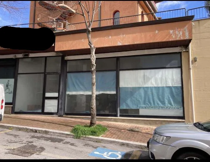 Negozio commerciale al grezzo in Chianciano Terme, via Umbria 8