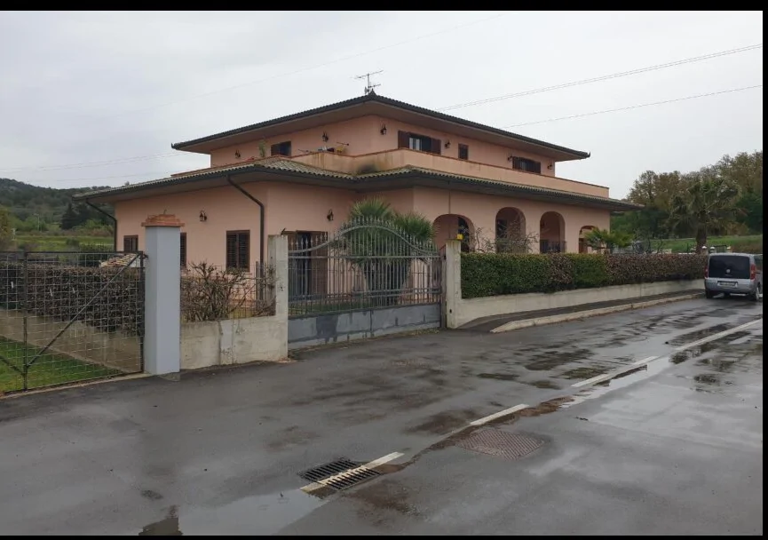 Villa con piscina, due magazzini e terreno a Manciano