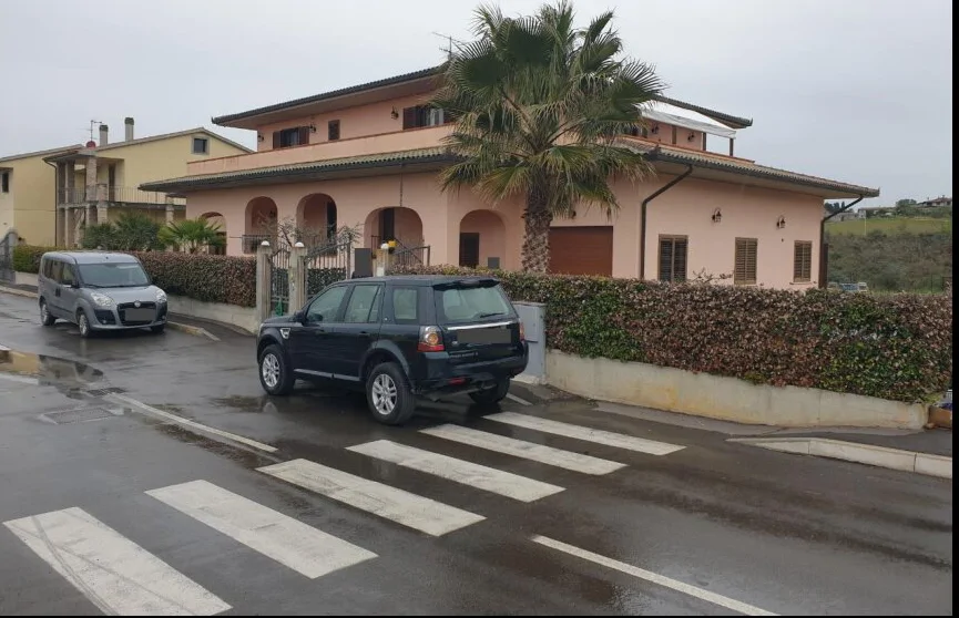 Villa con piscina, due magazzini e terreno a Manciano