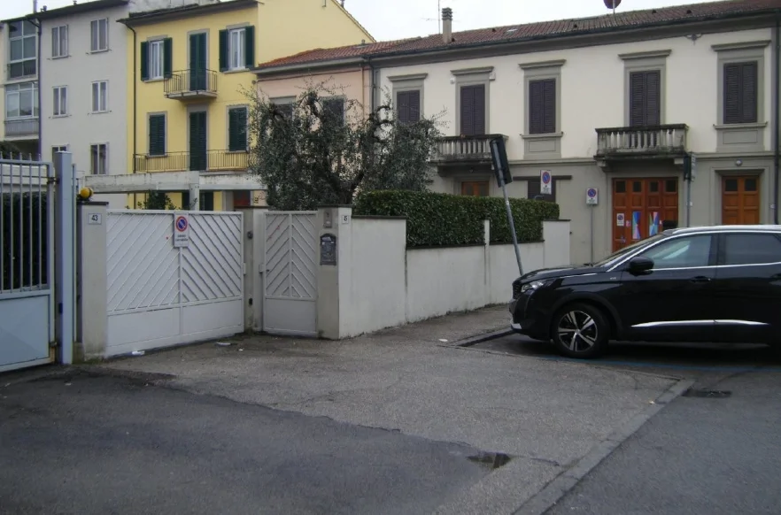 Abitazione indipendente con autorimessa a Prato, zona Soccorso