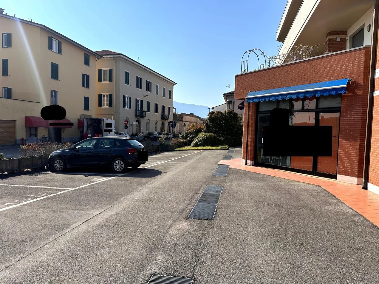 Ufficio e posto auto in Lucca, via Nottolini
