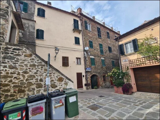 Appartamento al primo piano e locale autorimessa al piano terra a Manciano