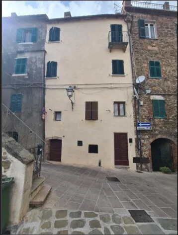 Appartamento al primo piano e locale autorimessa al piano terra a Manciano